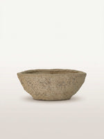 Cascade Opaline N°6 est un cache-pot en grès brut à la texture minérale et aux bords irréguliers
