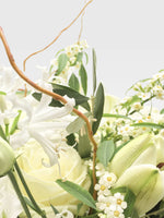 Jardin de Monet en taille L compose un bouquet champêtre de roses, lys et fleurs blanches avec des branches courbes