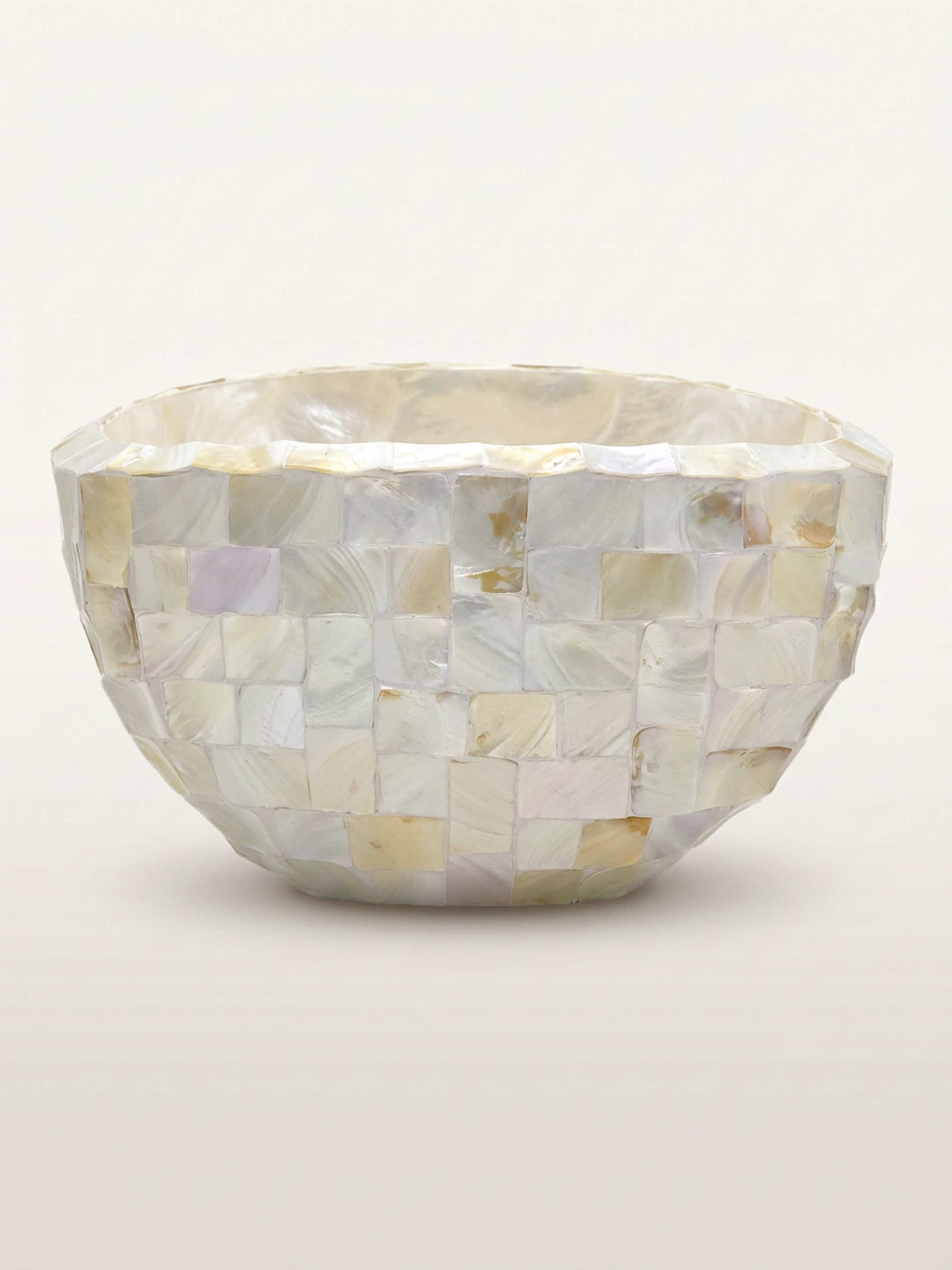 Contenant Regina Bianca en mosaïque de nacre beige et blanche, éclats géométriques irréguliers