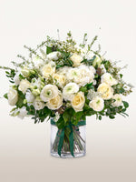 Reine Blanche L, roses et renoncules blanches, hortensias et feuillage vert dans un vase cylindrique