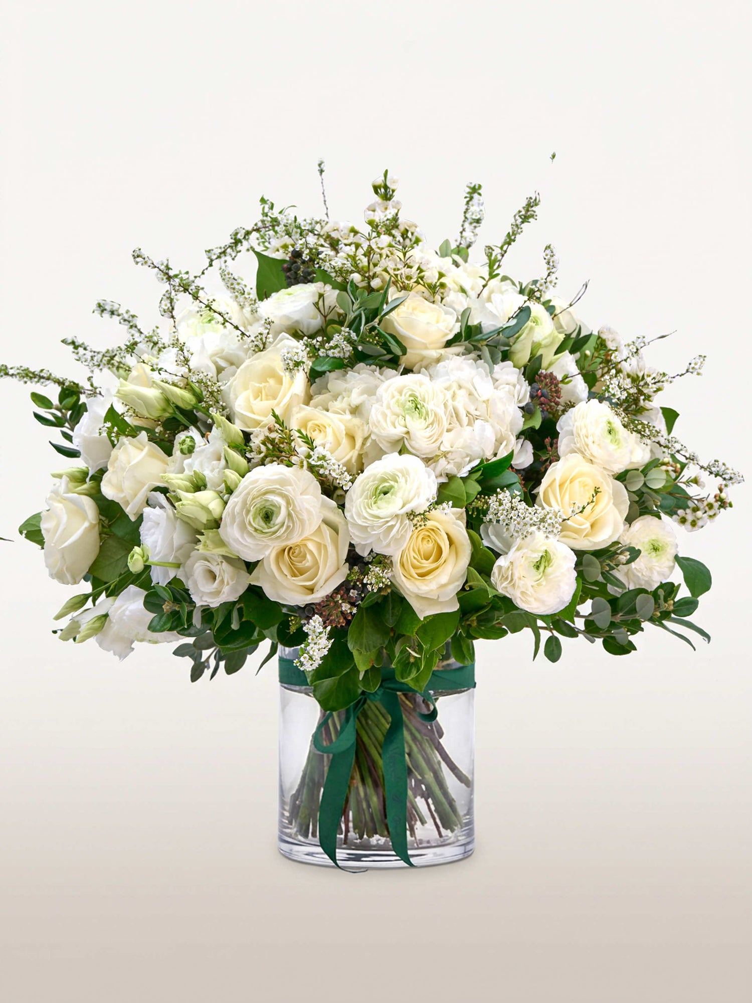 Reine Blanche L, roses et renoncules blanches, hortensias et feuillage vert dans un vase cylindrique