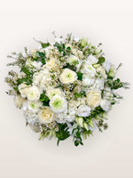 Reine Blanche L, roses, renoncules et hortensias blancs entourés de gypsophile et feuillage vert