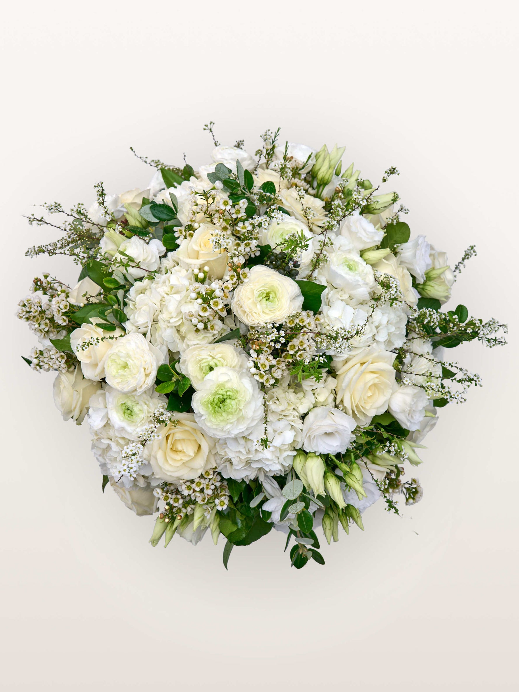 Reine Blanche L, roses, renoncules et hortensias blancs entourés de gypsophile et feuillage vert