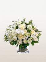 Reine Blanche M, roses, renoncules et lisianthus blancs en bouquet rond, vase en verre transparent