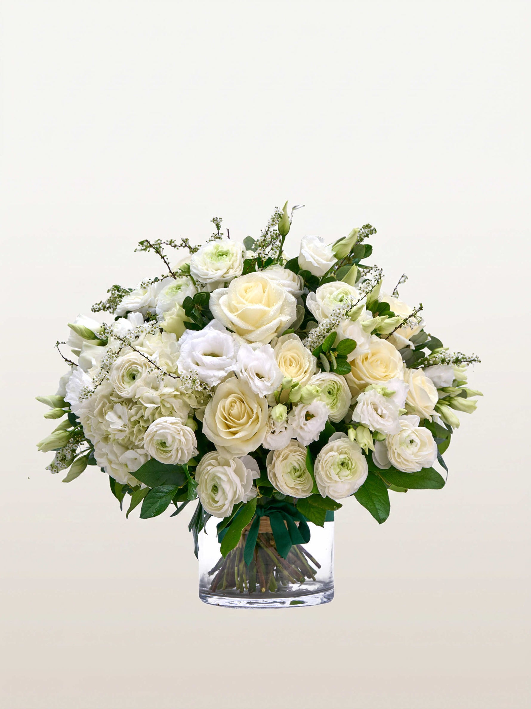 Reine Blanche M, roses, renoncules et lisianthus blancs en bouquet rond, vase en verre transparent