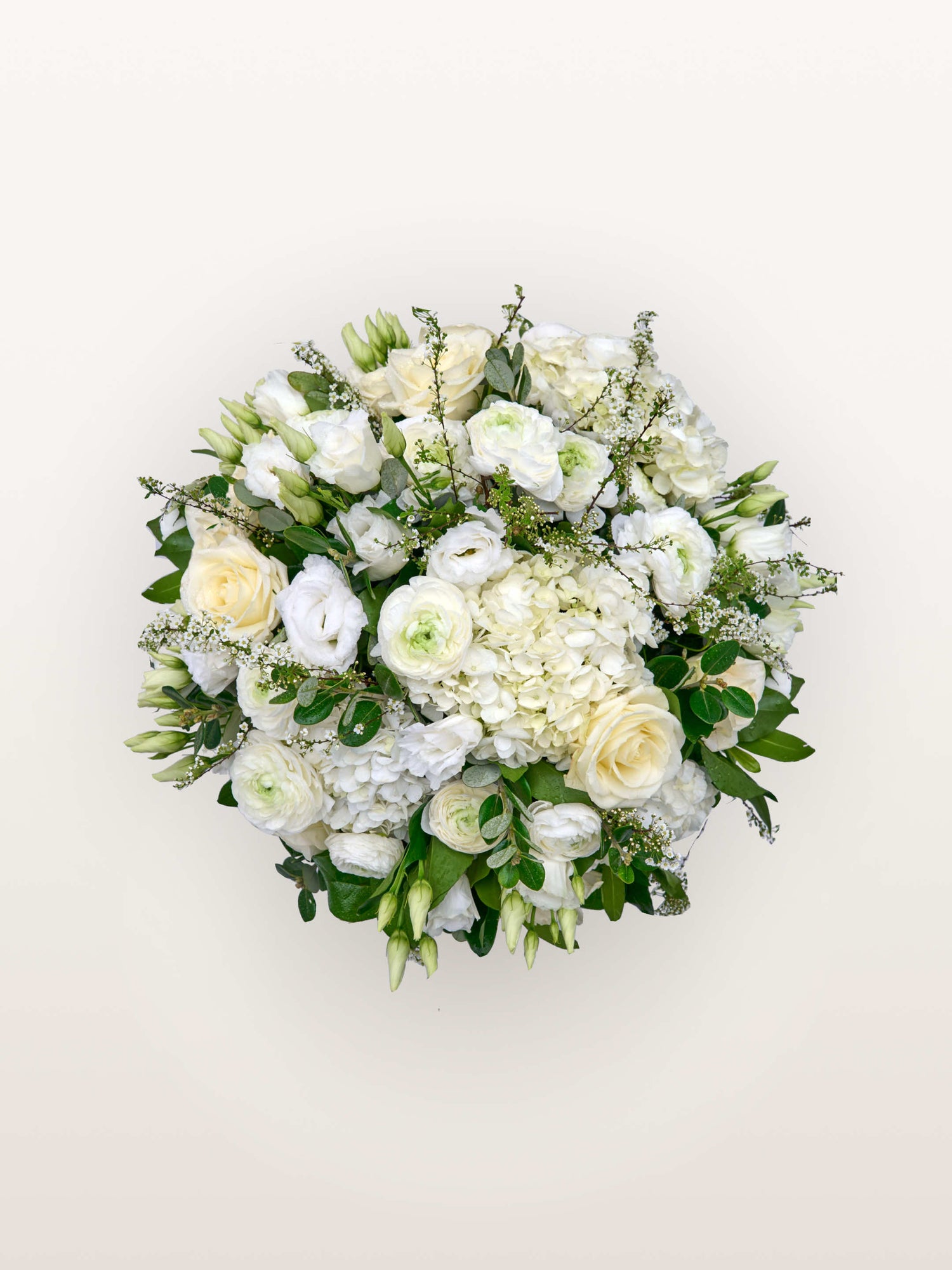 Reine Blanche M, roses, renoncules et hortensias blancs assemblés en bouquet rond avec feuillage