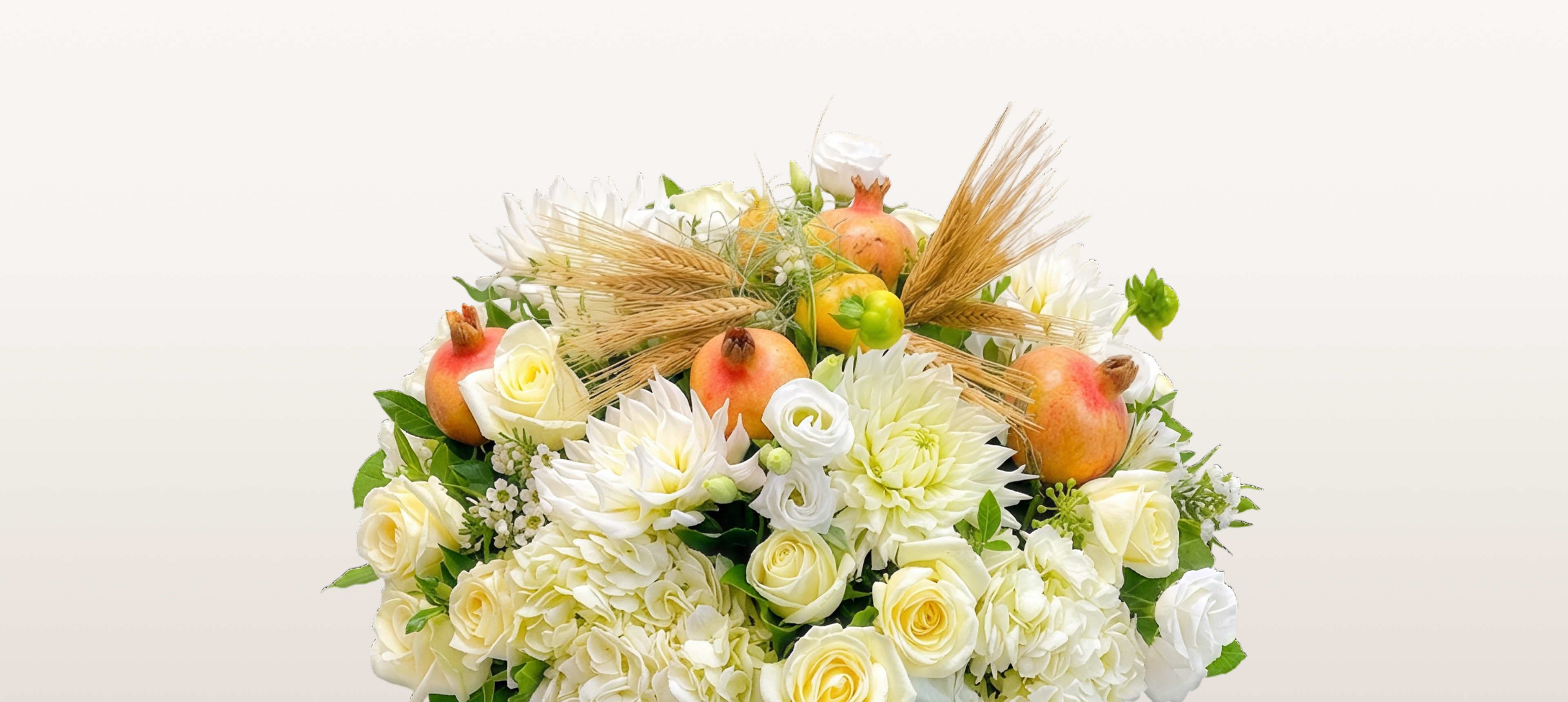 Rue Vieille du Temple : roses ivoire, dahlias blancs, mini grenades et épis de blé dressés