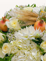 Roses blanches, dahlias, hortensias et grenades orangées autour d'épis de blé doré