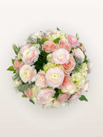 Championnet, roses roses, renoncules blanc-rosé et hortensias blancs formant un bouquet rond