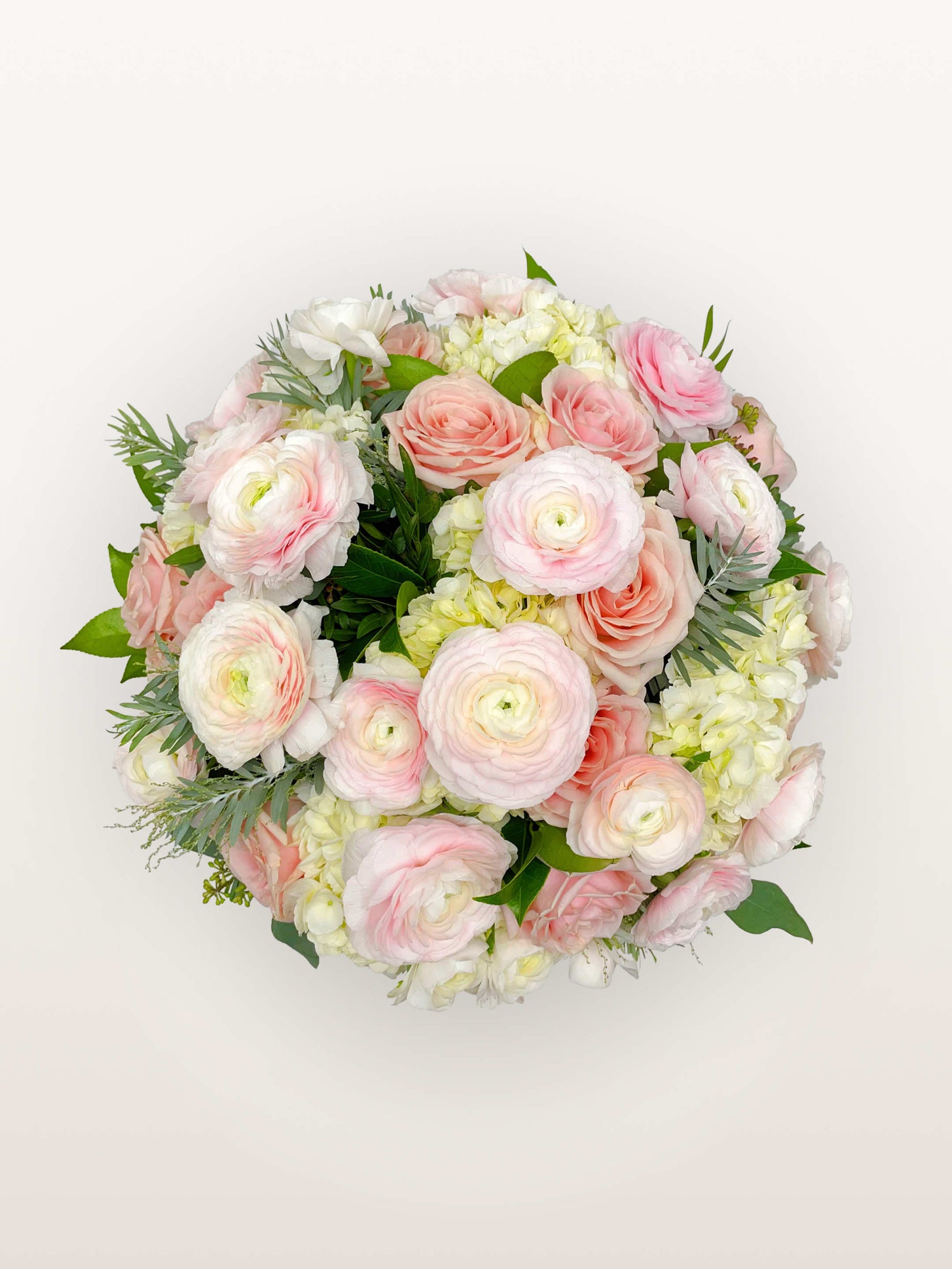 Championnet, roses roses, renoncules blanc-rosé et hortensias blancs formant un bouquet rond