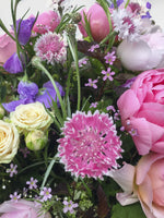 Bouquet champêtre Jardin des Plantes mêlant pivoines roses, roses ivoire, centaurées et fleurs sauvages violettes et lilas