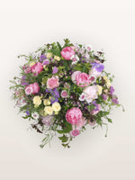 Bouquet champêtre Jardin des Plantes composé de pivoines roses, roses crème et fleurs des champs mauves