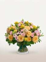 Point du Jour M, roses orangées, œillets roses et lisianthus pastel dans un vase cylindrique transparent