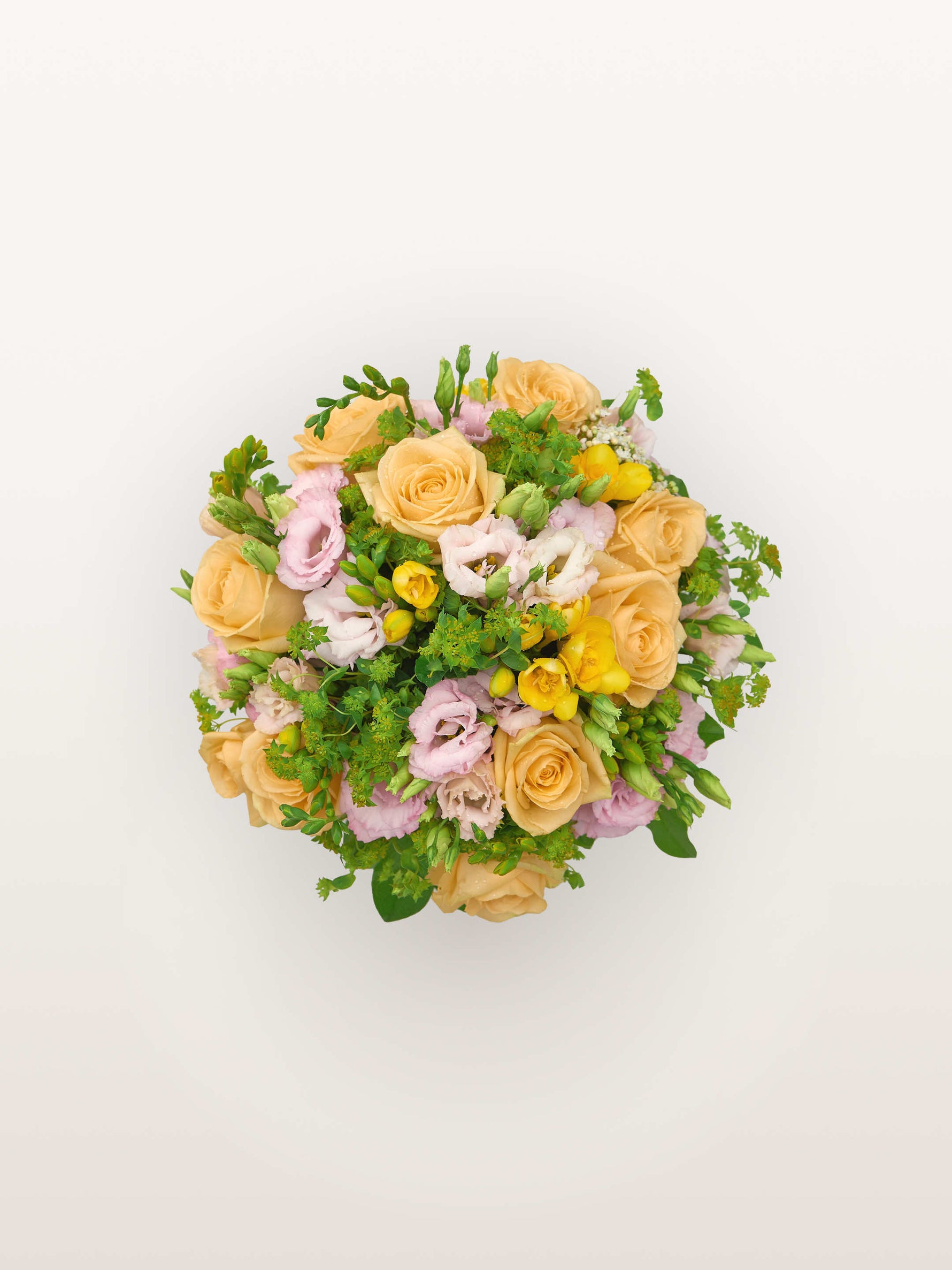 Point du Jour S, bouquet rond de roses abricot, lisianthus roses et blancs, freesias jaunes et verdure