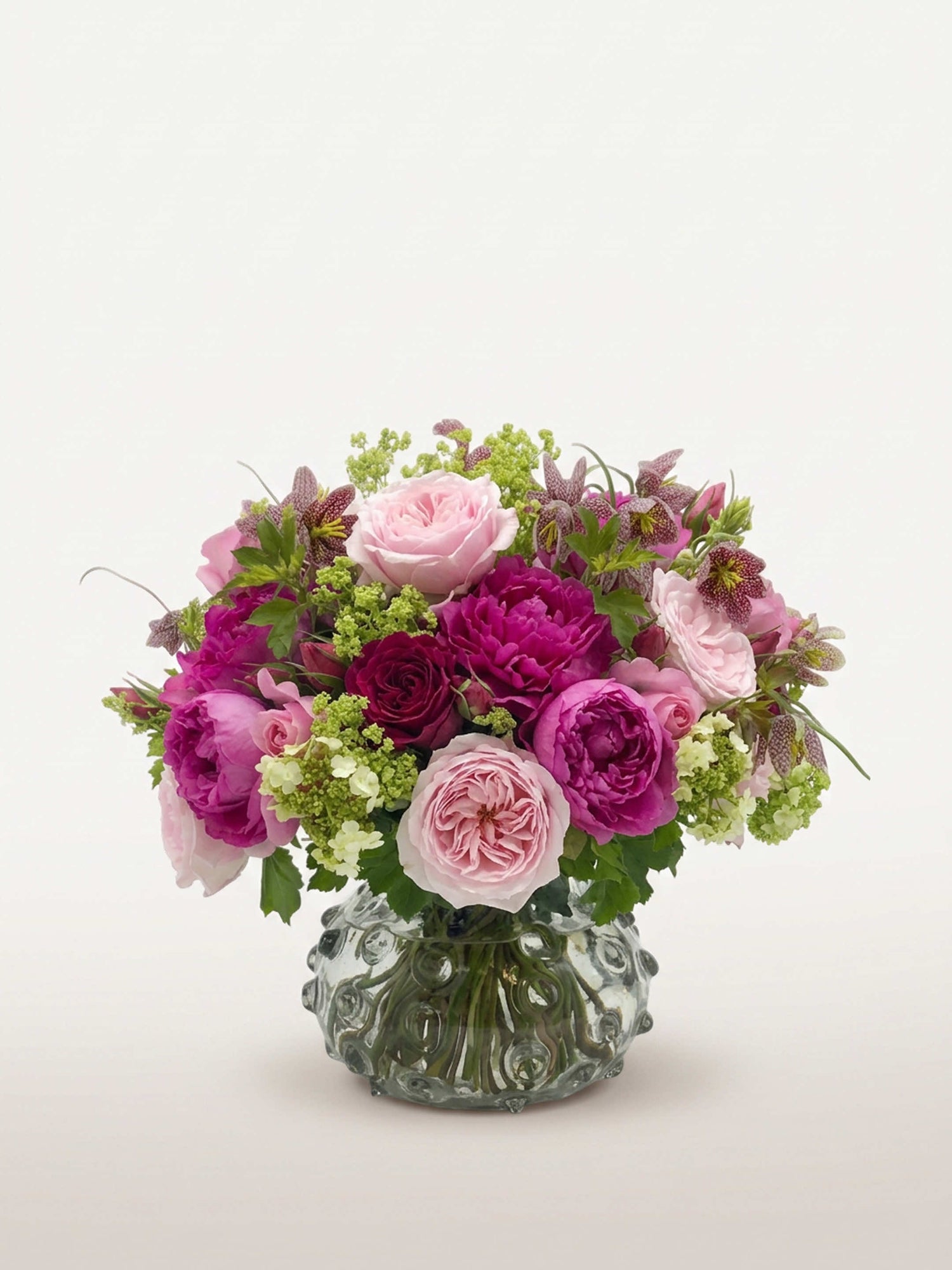 Parc Monceau : roses roses et fuchsia, fritillaires pourpres et fleurs vertes dans un vase en verre ciselé