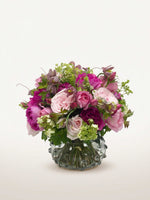 Parc Monceau, roses roses et pivoines fuchsia, fritillaires mouchetées et viornes vertes dans un vase gris texturé