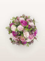 Bouquet rond Parc Monceau de taille M mêlant roses roses et fuchsia, fritillaires pommelées et fleurs de lierre vert tendre