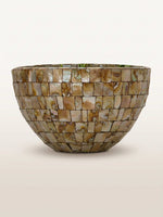 Regina Rosa XXXL en cascade repose dans un vase mosaïque de nacre aux teintes dorées, sublimée par un coffret ivoire