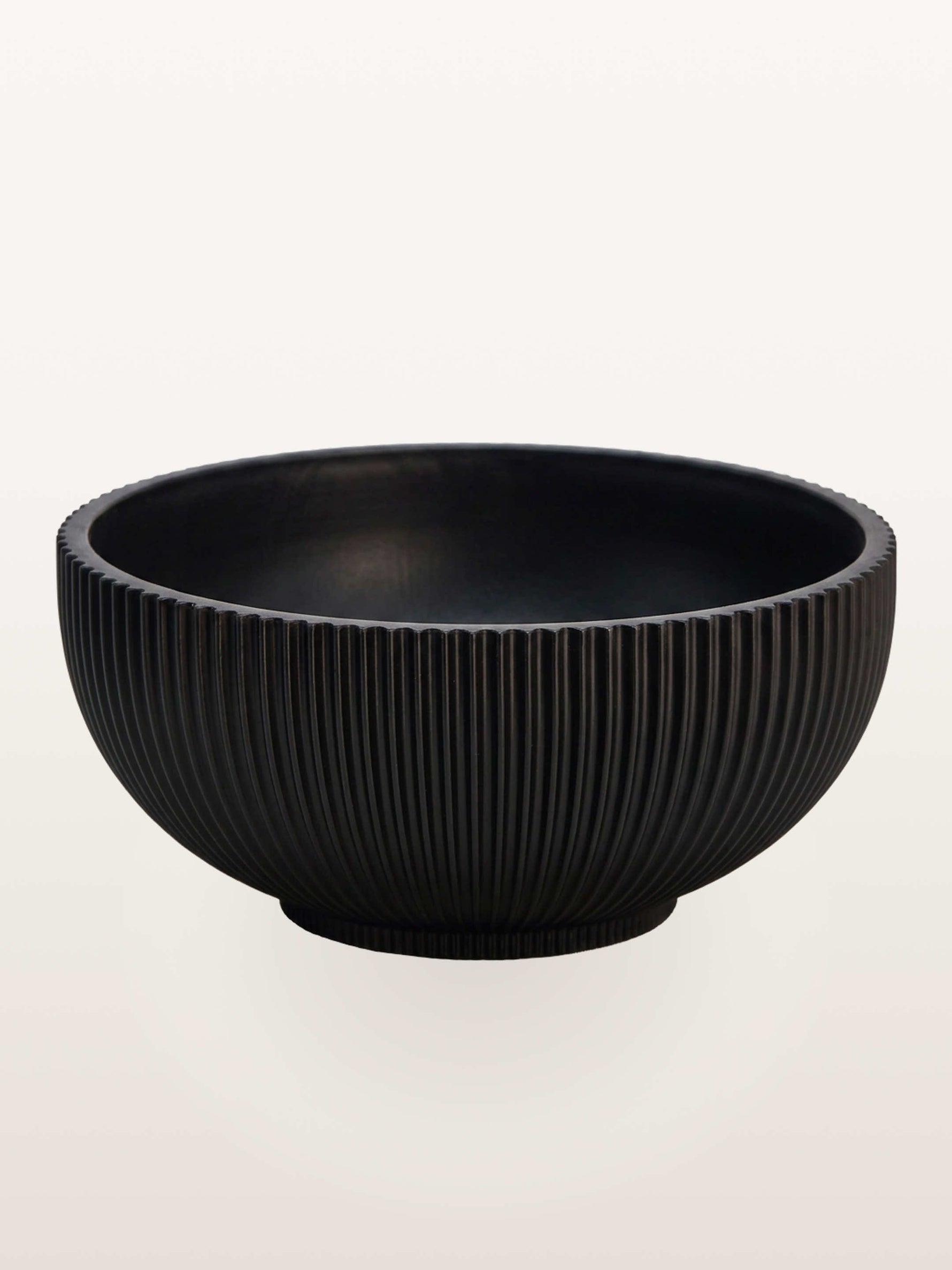 Le Rotonde Rosaline N°10 est un bol noir mat de forme ronde à motif strié vertical, reposant sur un petit piédestal
