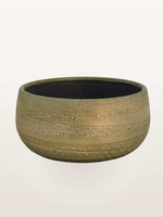 Le vase Rotonde Rosaline N°5 en céramique arbore une texture striée aux teintes vert olive et or