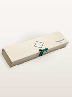 Coffret Royal ivoire fermé, nœud vert sarcelle et logo René Veyrat Paris gravé sur le couvercle