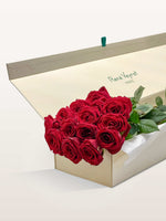 Coffret Royal ivoire de taille M dévoilant une brassée de roses rouges veloutées signée René Veyrat Paris