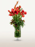 Porte de Montrouge L, bouquet graphique d'amaryllis rouges et tulipes écarlates rehaussé de courbes végétales, dans un vase cylindrique sur pied