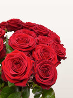 Royal N°25 rassemble une brassée de roses rouges veloutées aux pétales généreusement ouverts