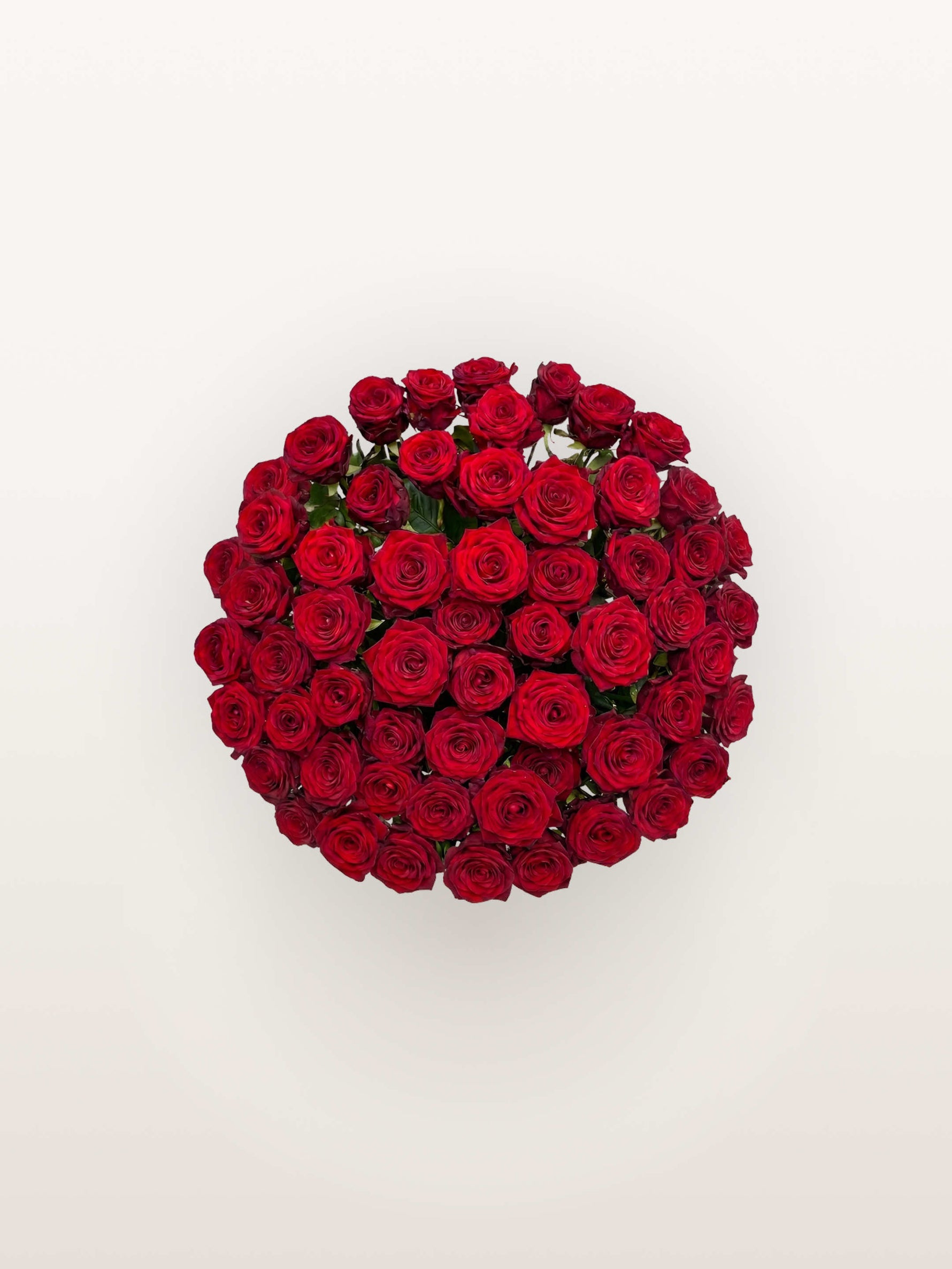 Royal N°50 réunit une brassée généreuse de roses rouges veloutées formant un bouquet rond et dense